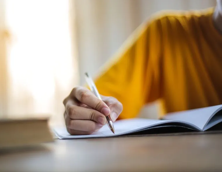 Estudante escrevendo