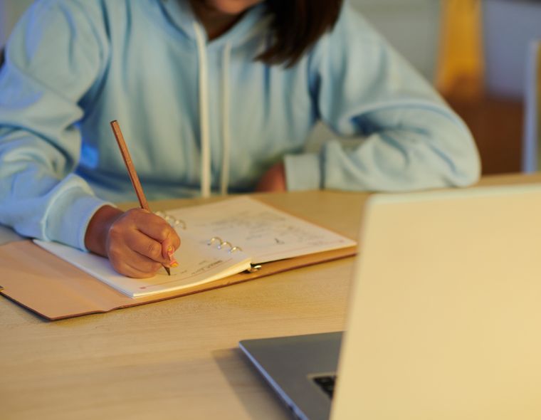 Jovem estudando