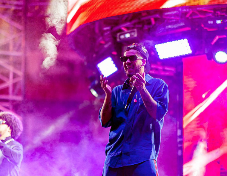 Zé Felipe se apresentando em show com luzes coloridas no palco e público animado, destaque para Zé Felipe em Campo Grande 2025.