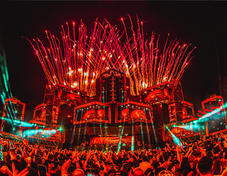 Palco principal do festival Só Track Boa em São Paulo com show de luzes, fogos de artifício e grande público animado à noite